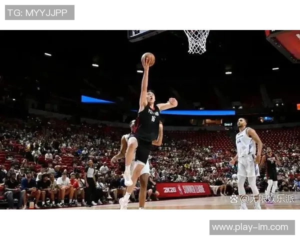 阿尔瓦拉多替补表现出色首节独得10分全场砍下18分3助攻