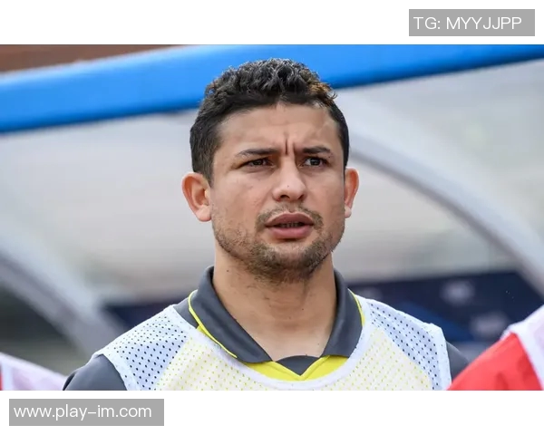 巴西街头偶遇前国脚艾克森身材依旧出众引发网友热议